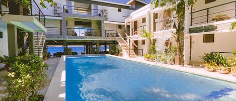 2 piscines extérieures