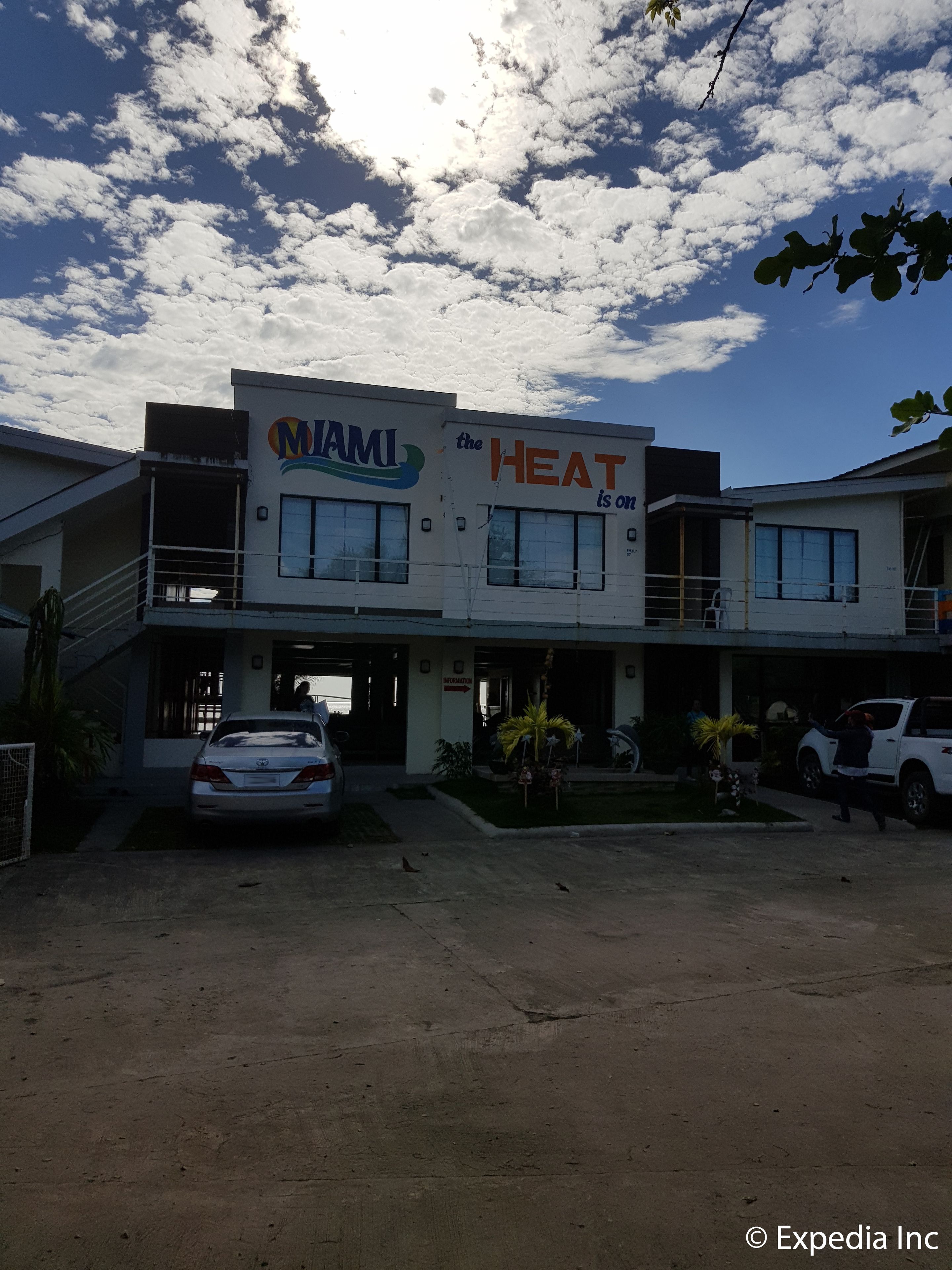 Um edifício com uma placa que diz 'MIAMI the HEAT is on'.
