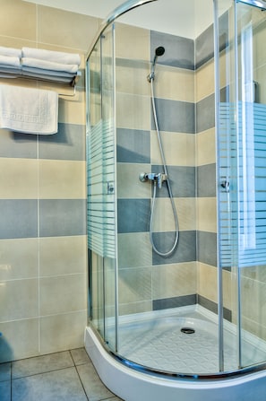 Studio Economy | Bathroom shower