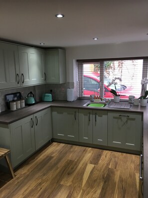 Bishopston House | Private kitchen | Full-size fridge, microwave, oven, stovetop - Bishopston House (Swansea)