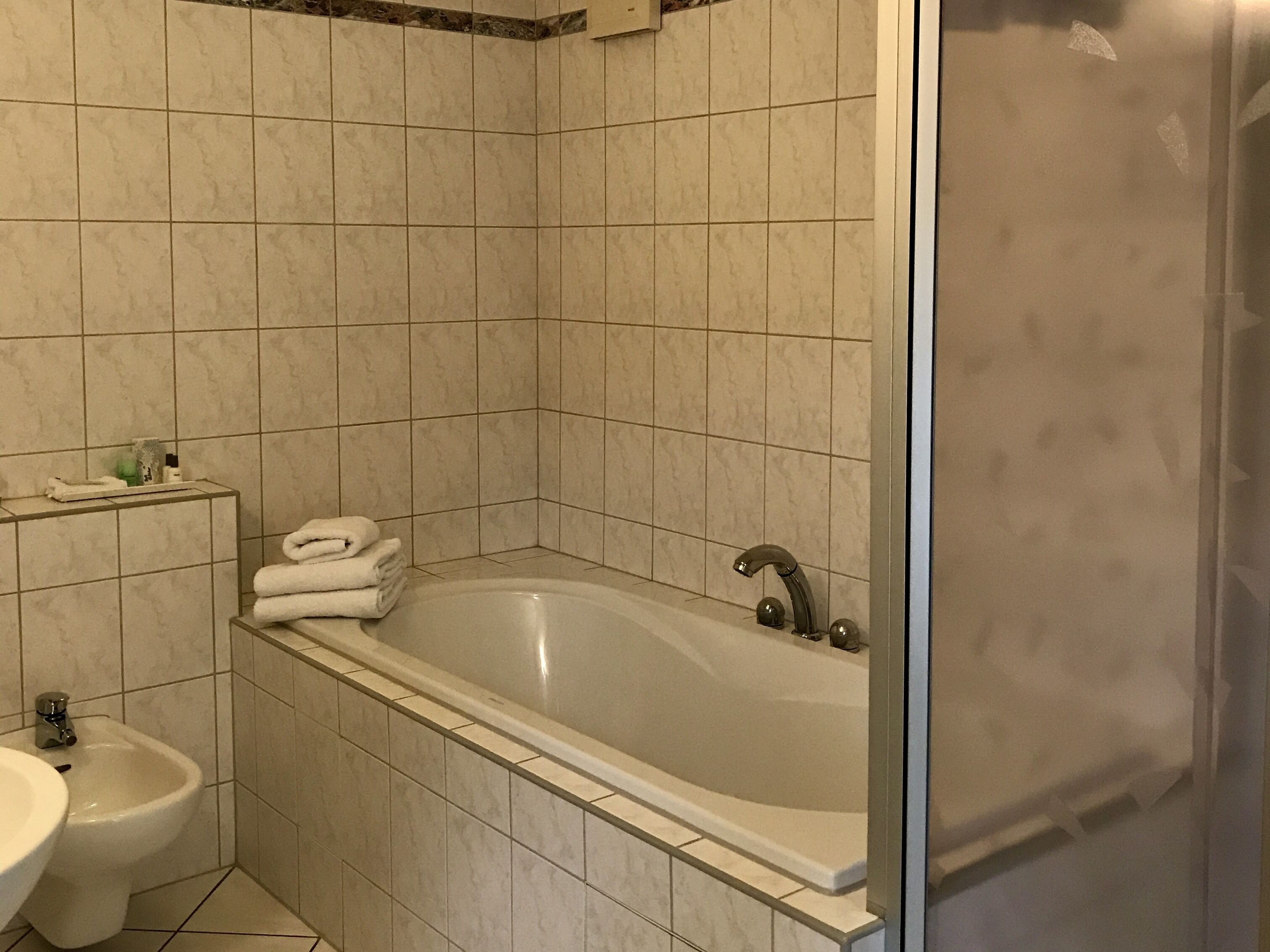 suite, ensuite, garden view | bathroom