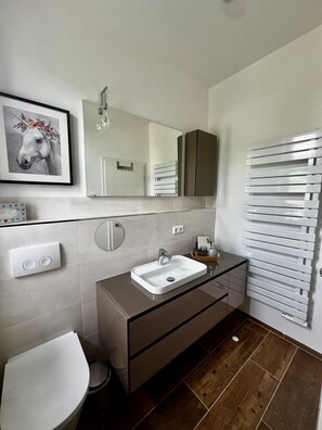 Apartment, Private Bathroom (FeWo 6) | Bathroom - Hotel Dein Gutshof (Görlitz)