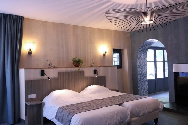 Klassieke tweepersoonskamer | Individueel gedecoreerd, individueel gemeubileerd, een bureau