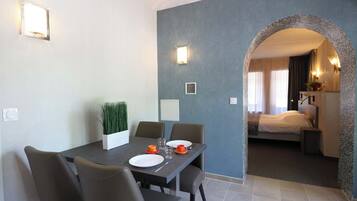 Studio | Individueel gedecoreerd, individueel gemeubileerd, een bureau