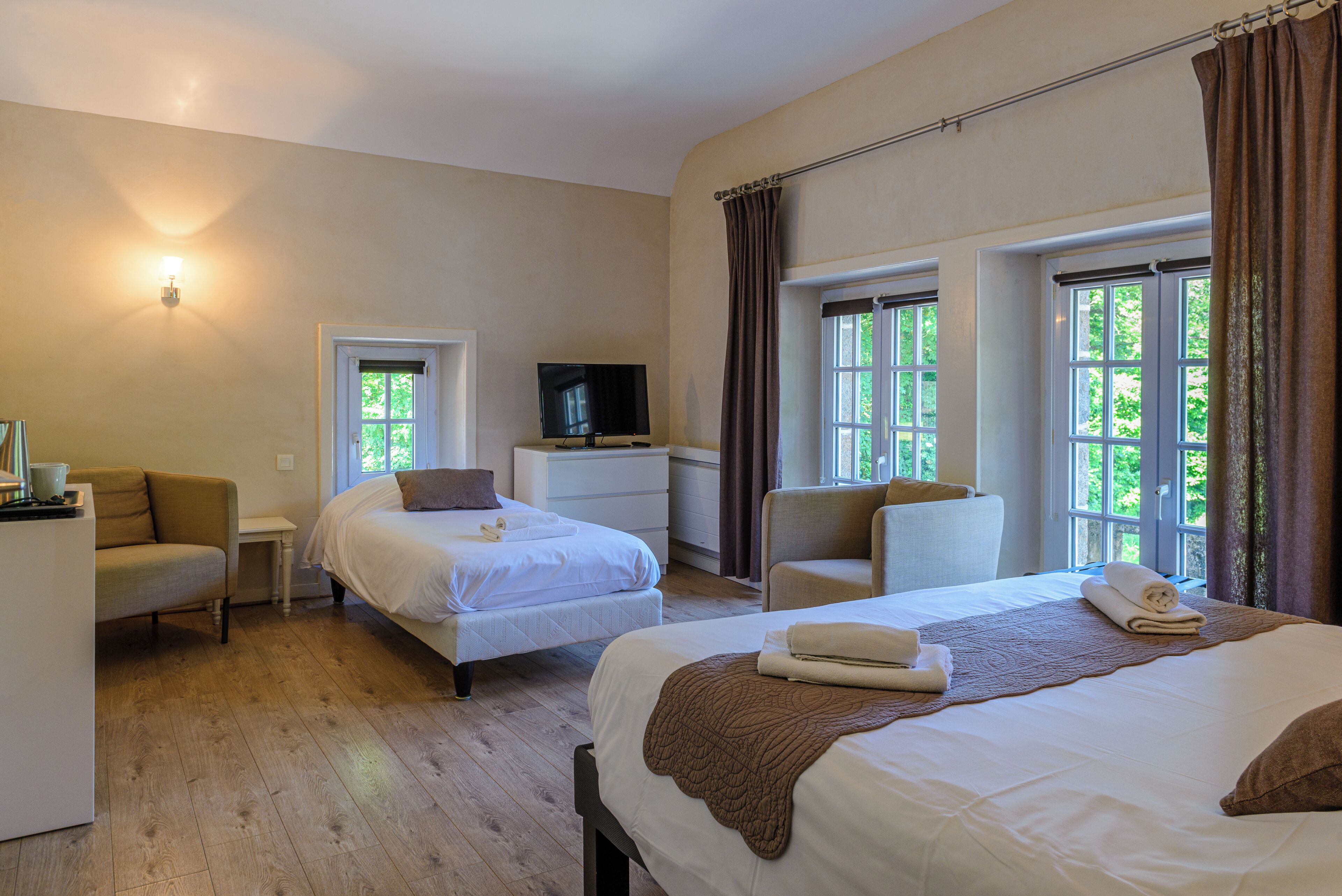 Triple Room | Individually decorated, individually furnished, desk, blackout curtains