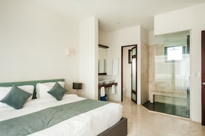 Hypo-allergenic bedding, in-room safe, iron/ironing board, free WiFi