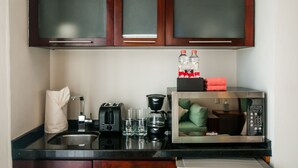 Coffee/tea maker, fridge, microwave, oven