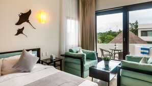 Deluxe Studio, Jetted Tub, Pool View | Hypo-allergenic bedding available, in-room safe