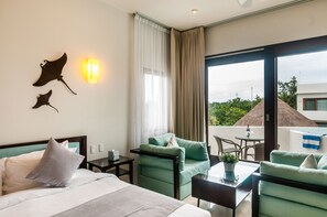 Deluxe Studio, Jetted Tub, Pool View