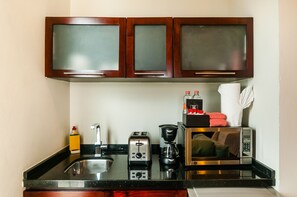 Estudio Deluxe, hidromasaje, vista a la alberca | Cocineta privada | Refrigerador, microondas, horno y parrilla de estufa 