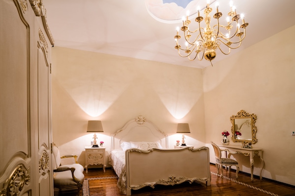 Caja fuerte, escritorio, wifi gratis y ropa de cama