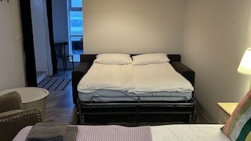 Eenvoudige vierpersoonskamer, privébadkamer | 1 slaapkamer, gratis wifi, beddengoed