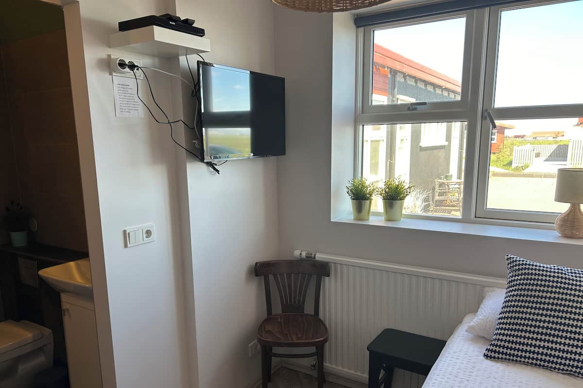 Single Room, Private Bathroom