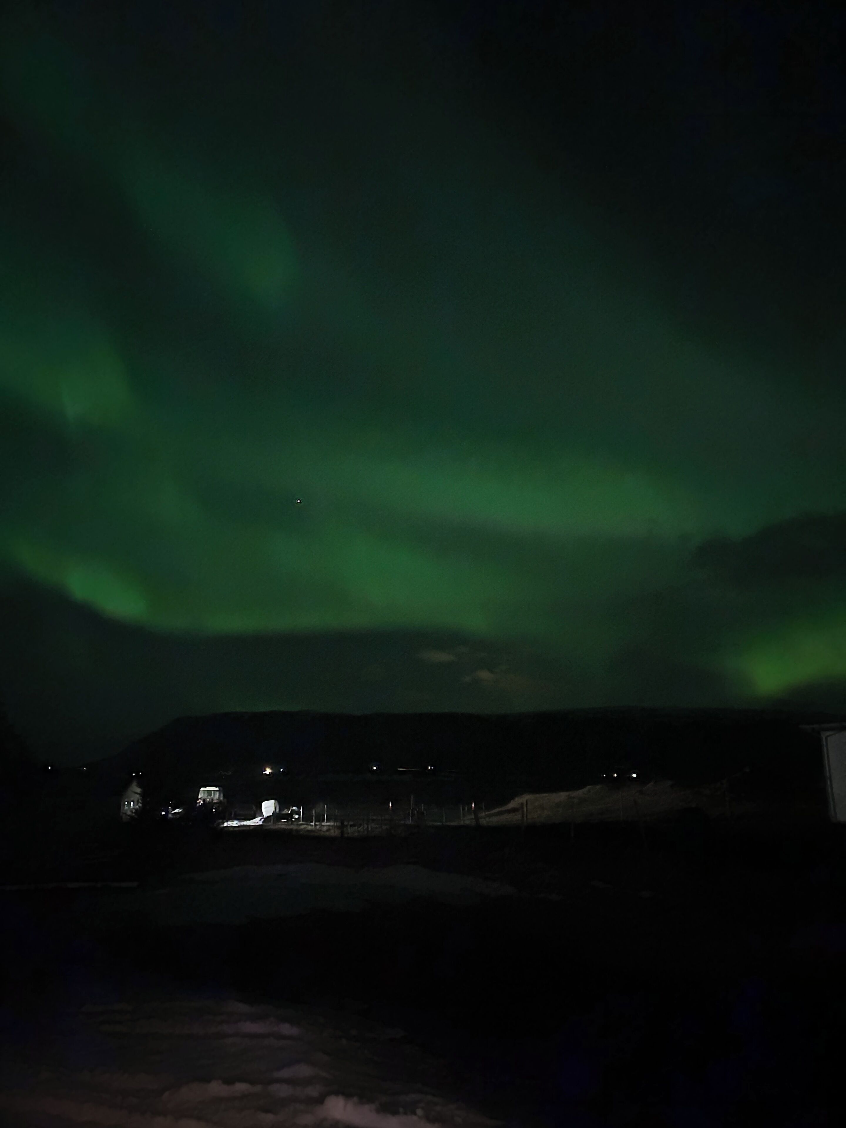 Cielo notturno con l'aurora boreale.