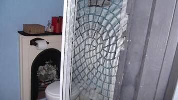 Double Room, Ensuite | Bathroom | Free toiletries