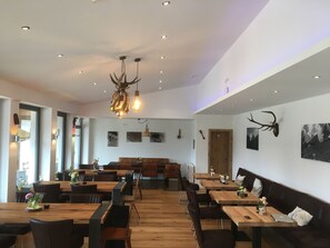 朝食、ディナーに営業 (イタリア料理)