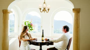 Villa Schoenthal, Duernstein Nr. 82 | Essbereich im Zimmer