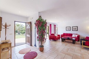 วิลล่า, 4 ห้องนอน, สระว่ายน้ำส่วนตัว | บริเวณนั่งเล่น | ทีวี