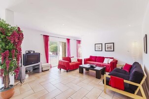 วิลล่า, 4 ห้องนอน, สระว่ายน้ำส่วนตัว | บริเวณนั่งเล่น | ทีวี