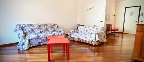 コンフォート アパートメント キッチン シティビュー | リビング エリア | 薄型テレビ