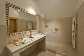 Comfort Apartment, 1 Bedroom | Bathroom | Shower, hair dryer, towels