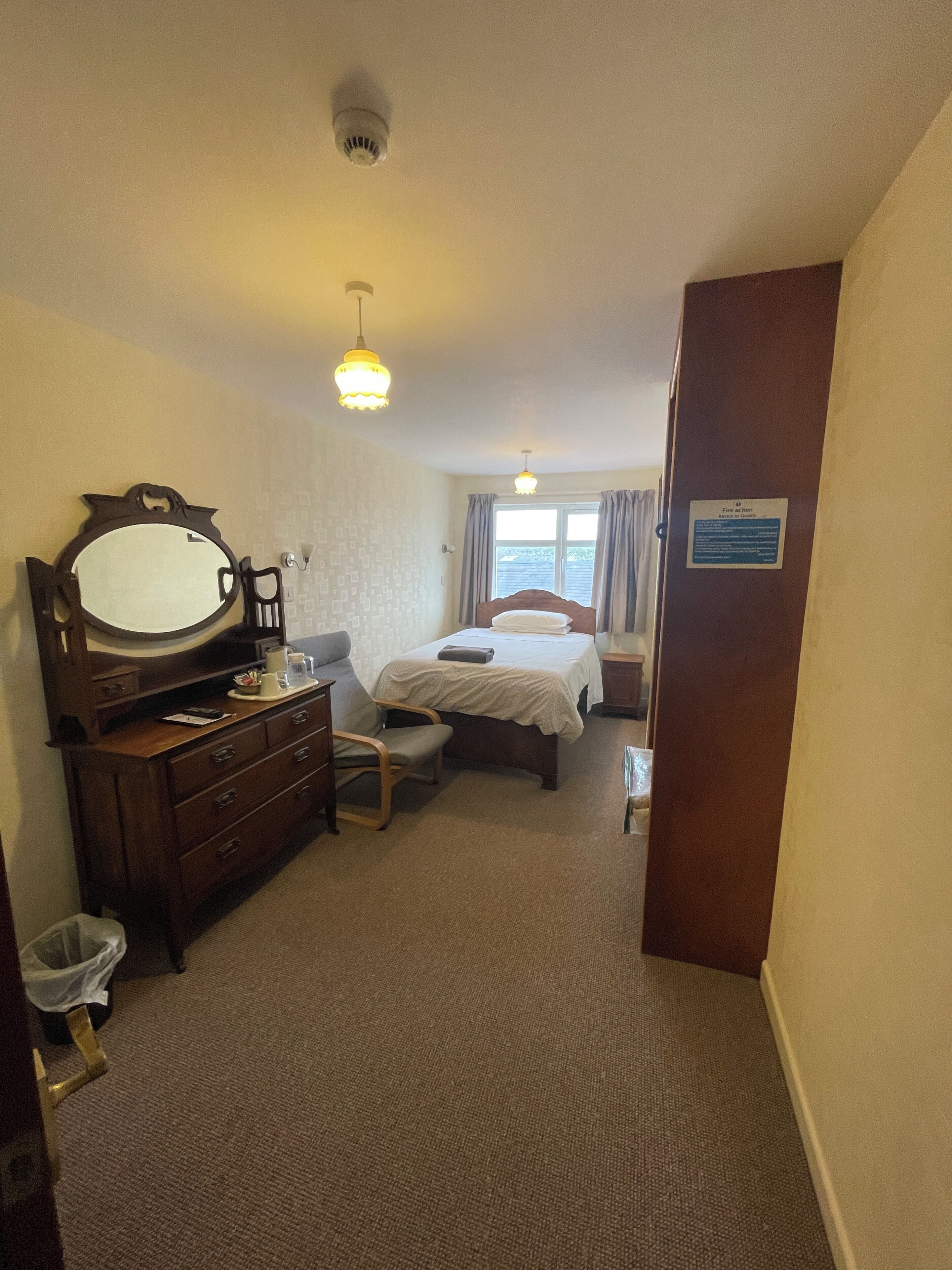 Single Room | Bed sheets, wheelchair access