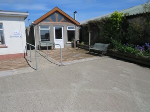 BBQ/picnic Area - Carnside Guest House (Bushmills)