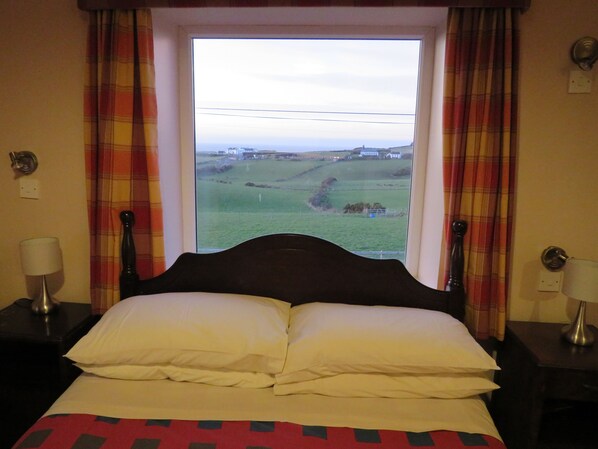 Family Room (2 Adults + 2 Children) | Bed sheets, wheelchair access - Carnside Guest House (Bushmills)