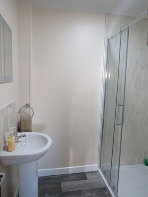 Triple Room | Bathroom - Carnside Guest House (Bushmills)