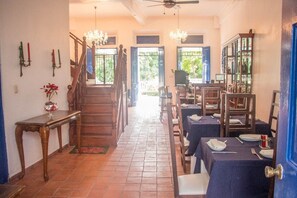 Serveert ontbijt, lunch, diner, lokale en internationale gerechten 