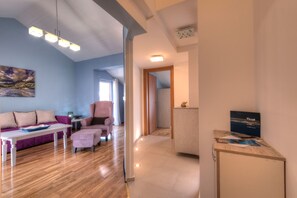 Blue Apartment, Attic | Coin séjour | Télévision à écran plat