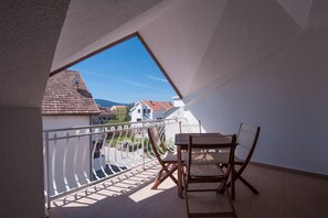 Blue Apartment, Attic | Balkon