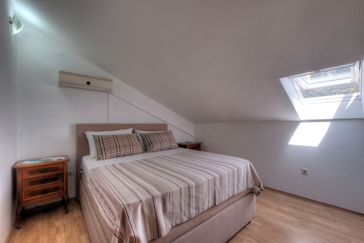 Classic Apartment | Premium bedding, soundproofing, iron/ironing board, WiFi (free)