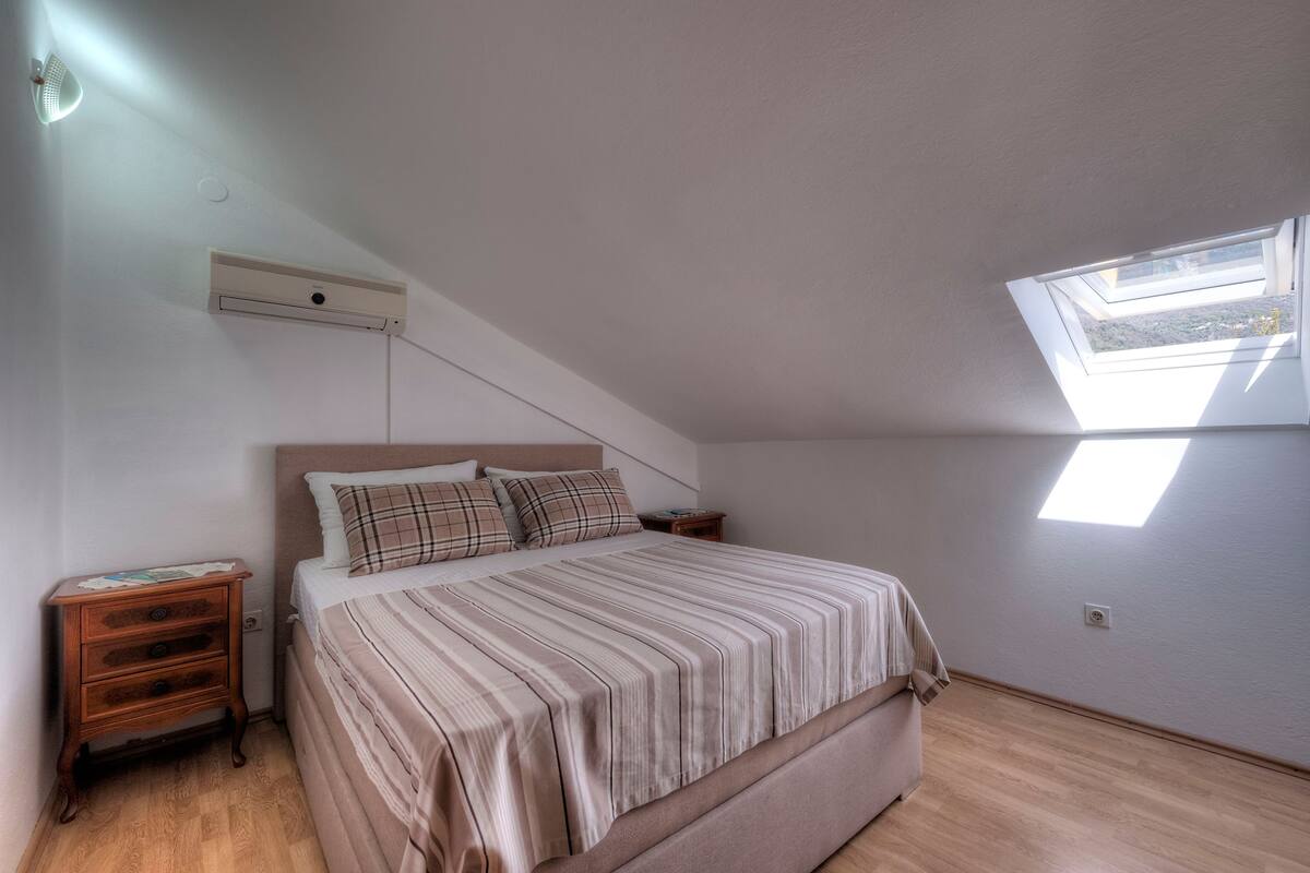 Premium bedding, soundproofing, iron/ironing board, free WiFi