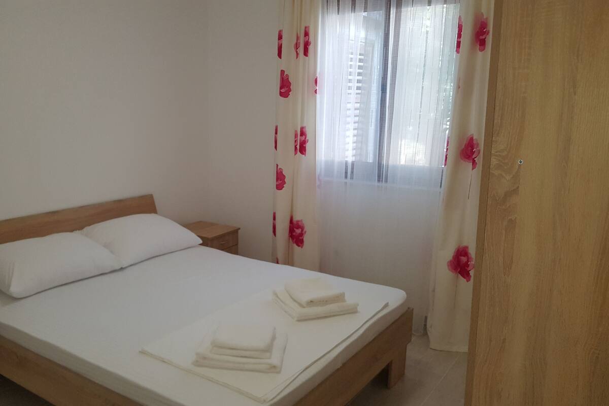 Premium bedding, soundproofing, iron/ironing board, free WiFi