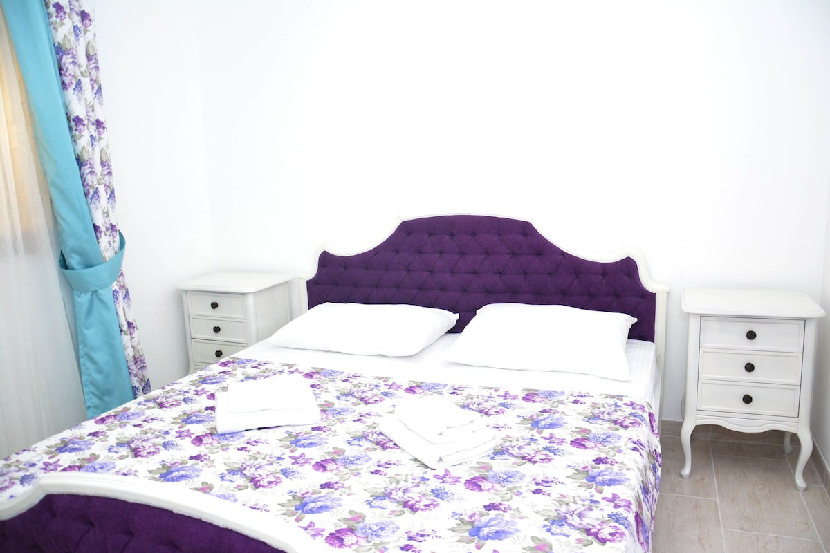 Rustic Apartment | Premium bedding, soundproofing, iron/ironing board, WiFi (free)