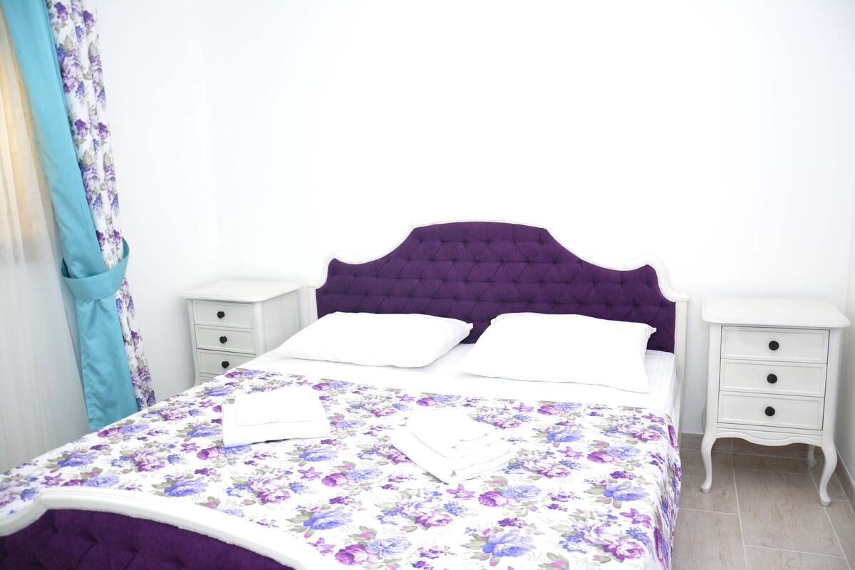 Premium bedding, soundproofing, iron/ironing board, free WiFi