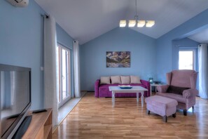 Blue Apartment, Attic | บริเวณนั่งเล่น | ทีวีจอแบน