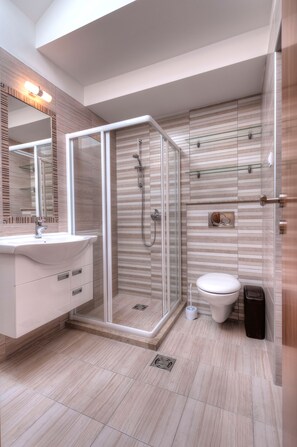 Blue Apartment, Attic | Badezimmer