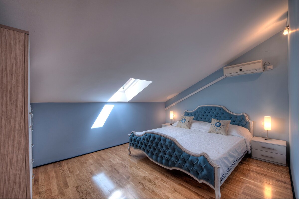 Blue Apartment, Attic | Premium bedding, soundproofing, iron/ironing board, WiFi (free)