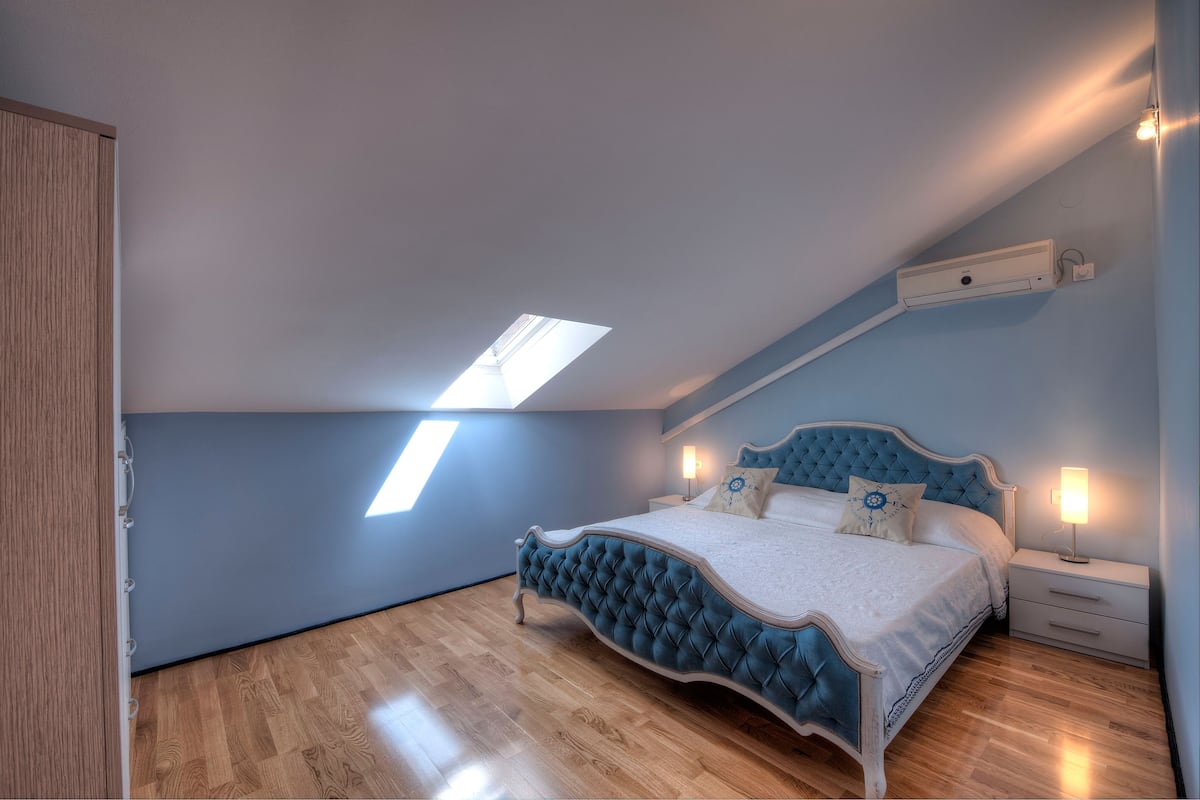 Premium bedding, soundproofing, iron/ironing board, free WiFi