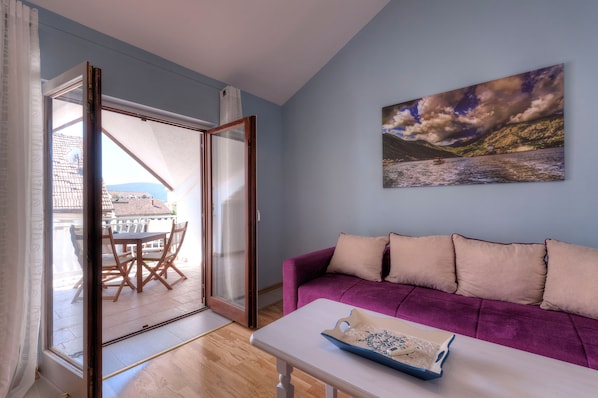 Blue Apartment, Attic | Coin séjour | Télévision à écran plat