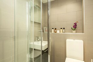 Apartemen | Kamar mandi | Kombinasi shower/bathtub, perlengkapan mandi gratis,  dan handuk