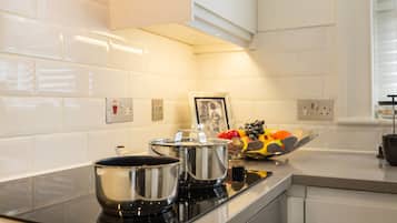 Departamento | Cocina privada | Refrigerador con congelador, microondas, horno y parrilla de estufa