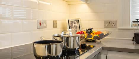 Appartement | Cuisine privée | Grand réfrigérateur, micro-ondes, four, plaque de cuisson