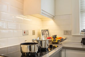 Appartement | Cuisine privée | Réfrigérateur grande capacité avec congélateur, four à micro-ondes