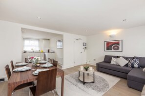 Apartment - Split Level | Living area | Flat-screen TV - Urban Chic - Covent Garden (London)
