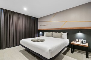 Caja de seguridad en la habitación, escritorio y cortinas blackout 