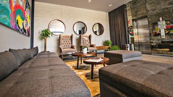 Coin salon dans le hall