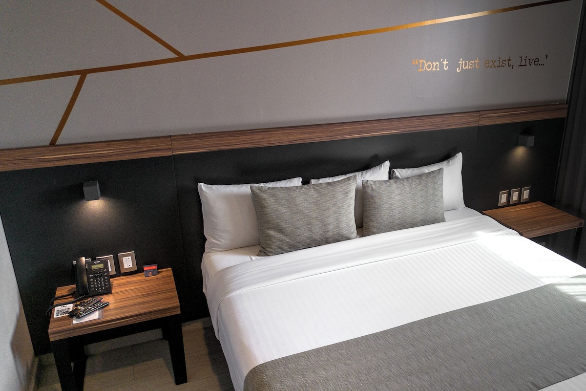 Standaard kamer, 1 kingsize bed | Een kluis op de kamer, een bureau, verduisterende gordijnen